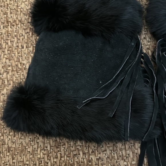 Vintage Suede and Rabbit Fur Fringed Mittens - Picture 7 of 10